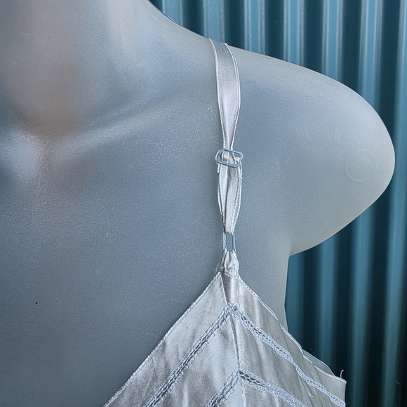 D'aillards Elegant White Chemise with Spaghetti Straps and A-Line Silhouette - Picture 5 of 11